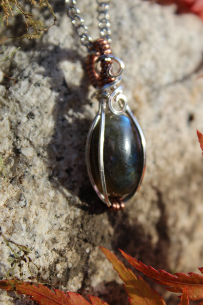 Little Oval Labradorite Pendant