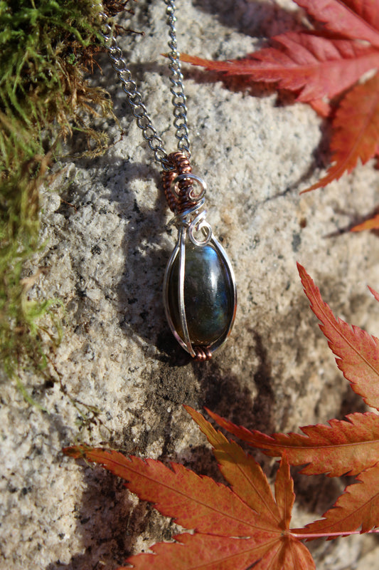 Little Oval Labradorite Pendant